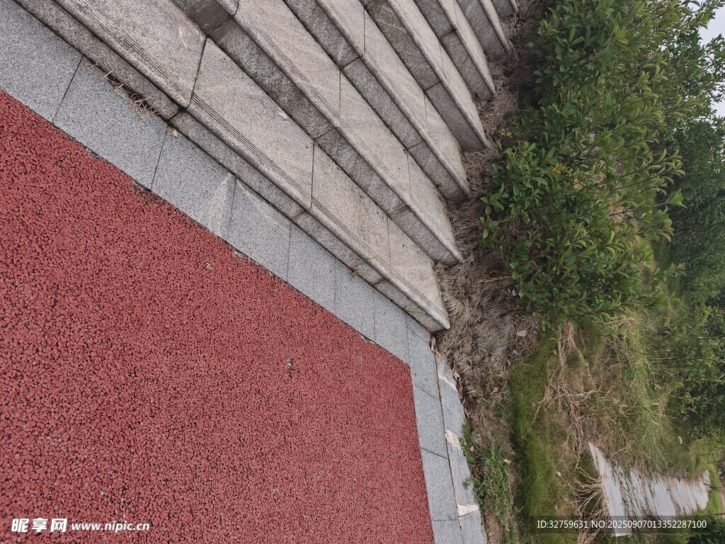 红色步道旁的绿植景观