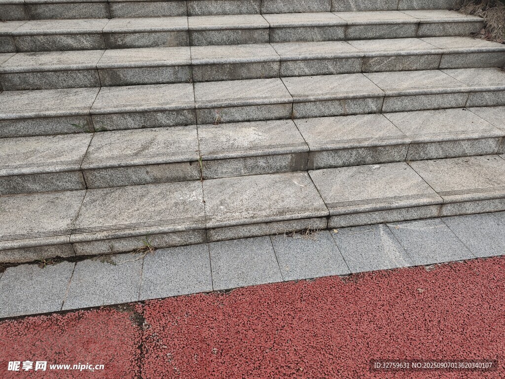 灰白石阶与红色地面景观