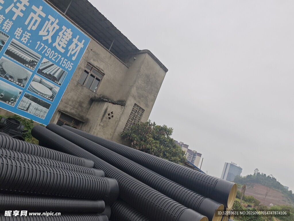 黑色波纹管堆放场景