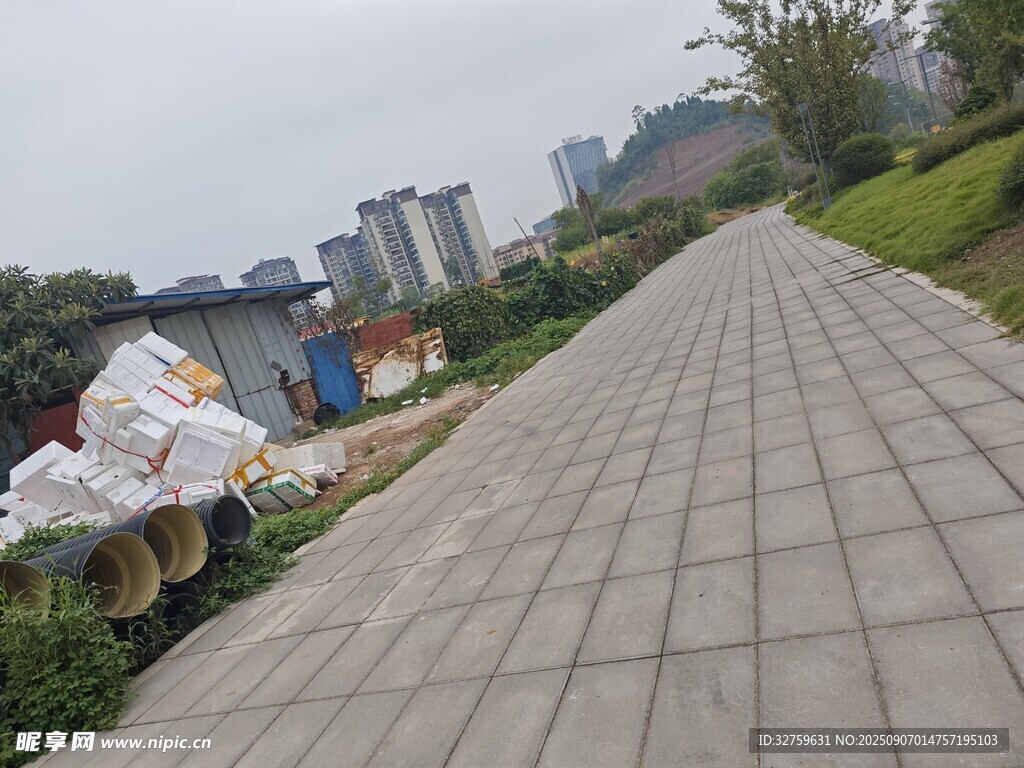 城市中铺设整齐的砖石步道