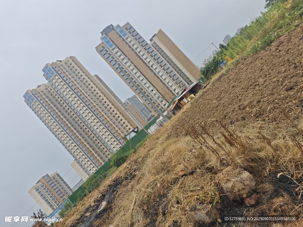 城郊荒地旁的高楼建筑