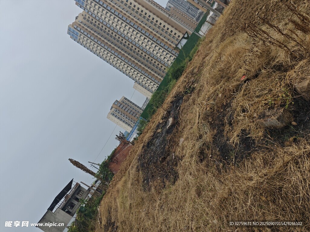 城郊荒地与远处高楼