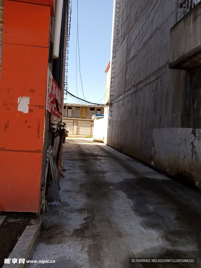 狭窄小巷中的独特景致