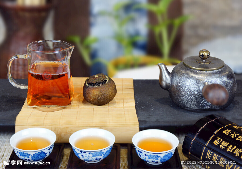 中式茶具与泡茶场景展示