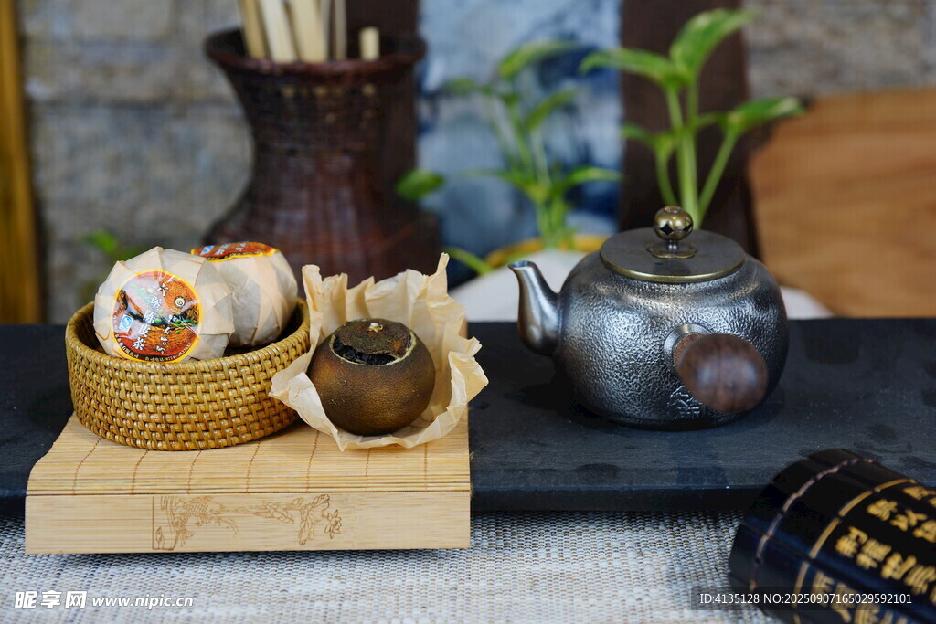 中式精致六堡茶茶点与茶具组合