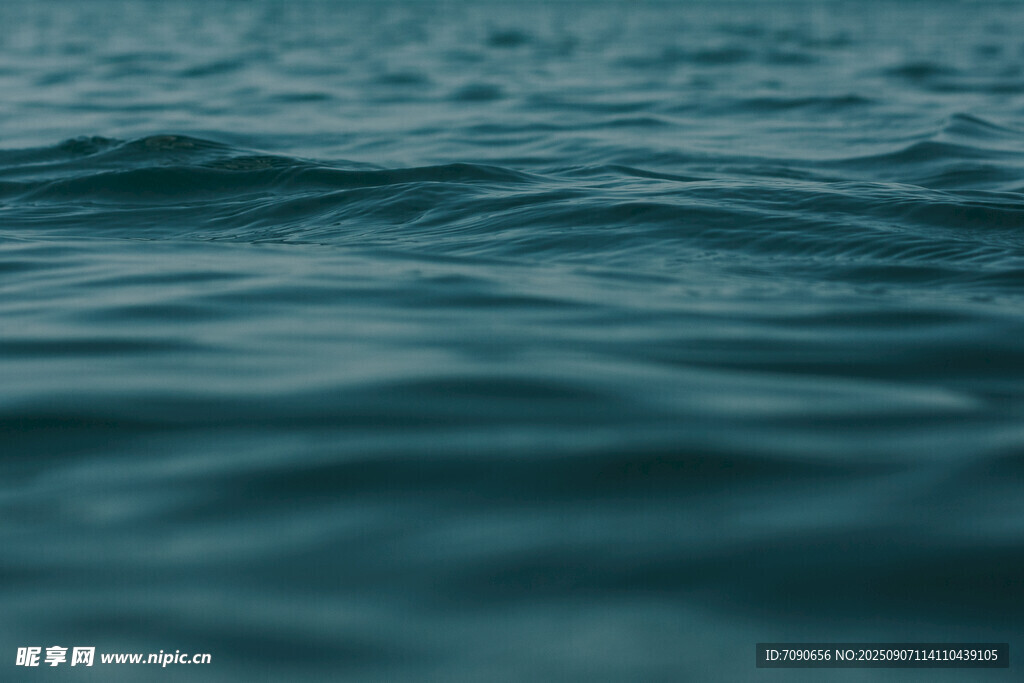 碧波荡漾的宁静海面