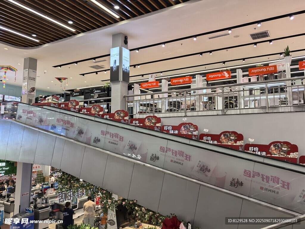 商场内自动扶梯及商品陈列