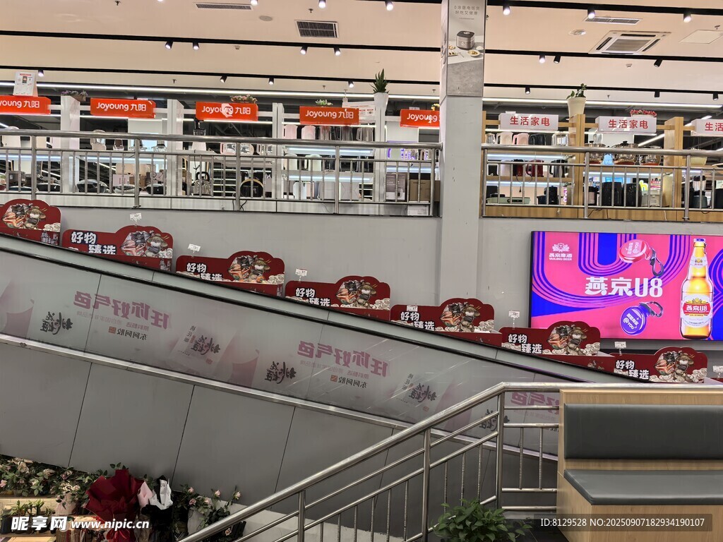 商场内部热闹景象