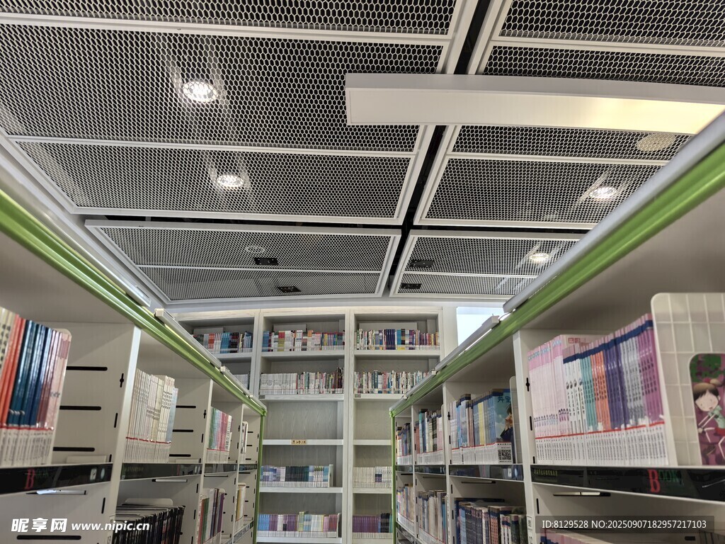 现代风格的室内货架陈列区