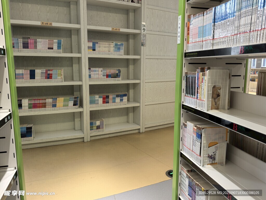 图书馆内整齐的书架景象