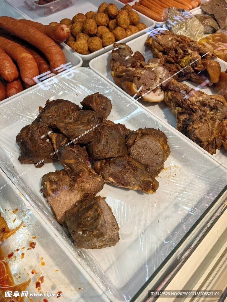 多样卤味肉类展示
