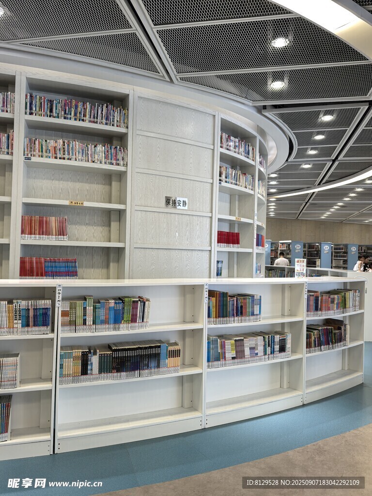 室内环形书架陈列场景