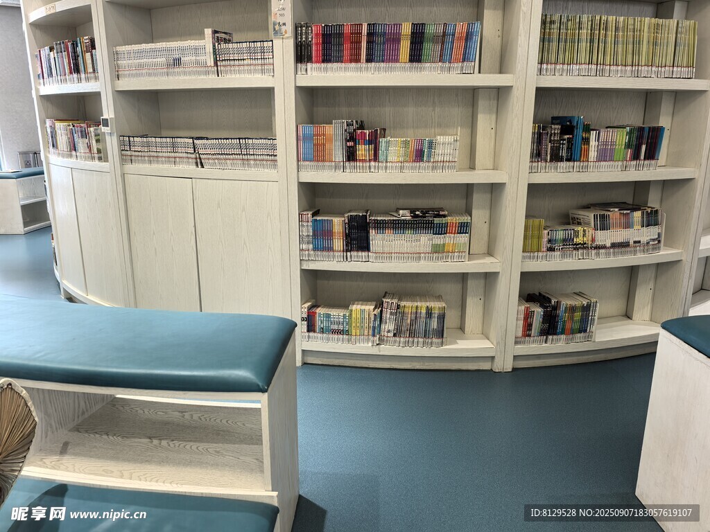 室内书架与座椅的温馨场景