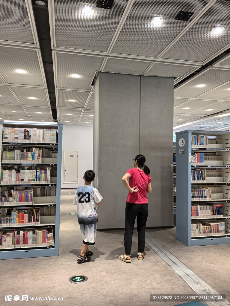 图书馆内大人小孩选书场景