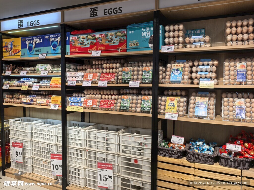 超市货架陈列丰富商品