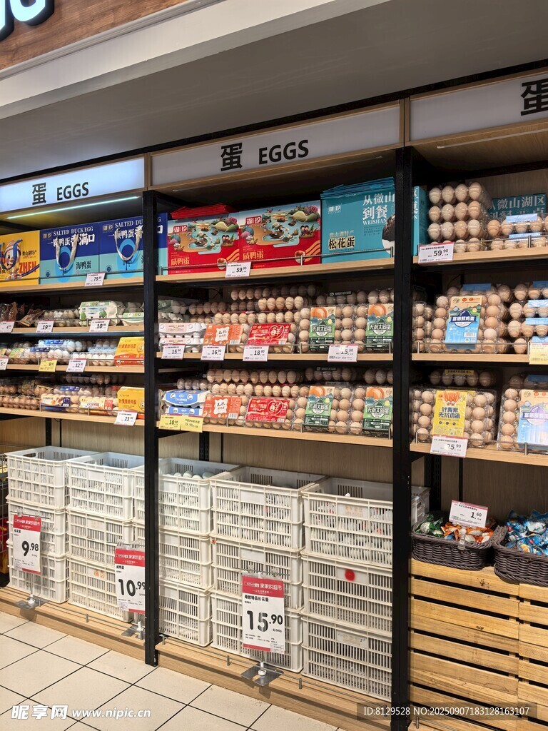 超市货架陈列丰富商品