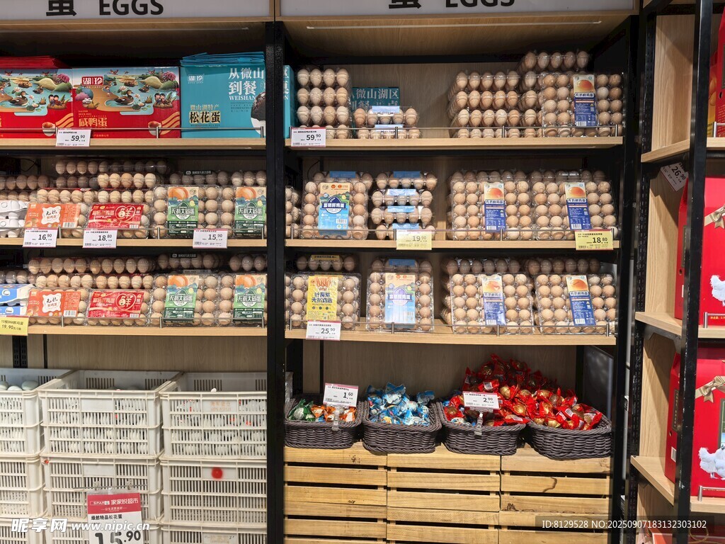 超市货架陈列丰富商品