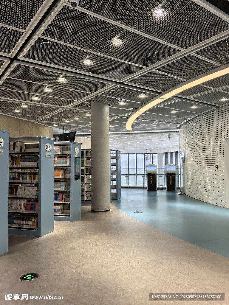 现代图书馆宽敞室内空间