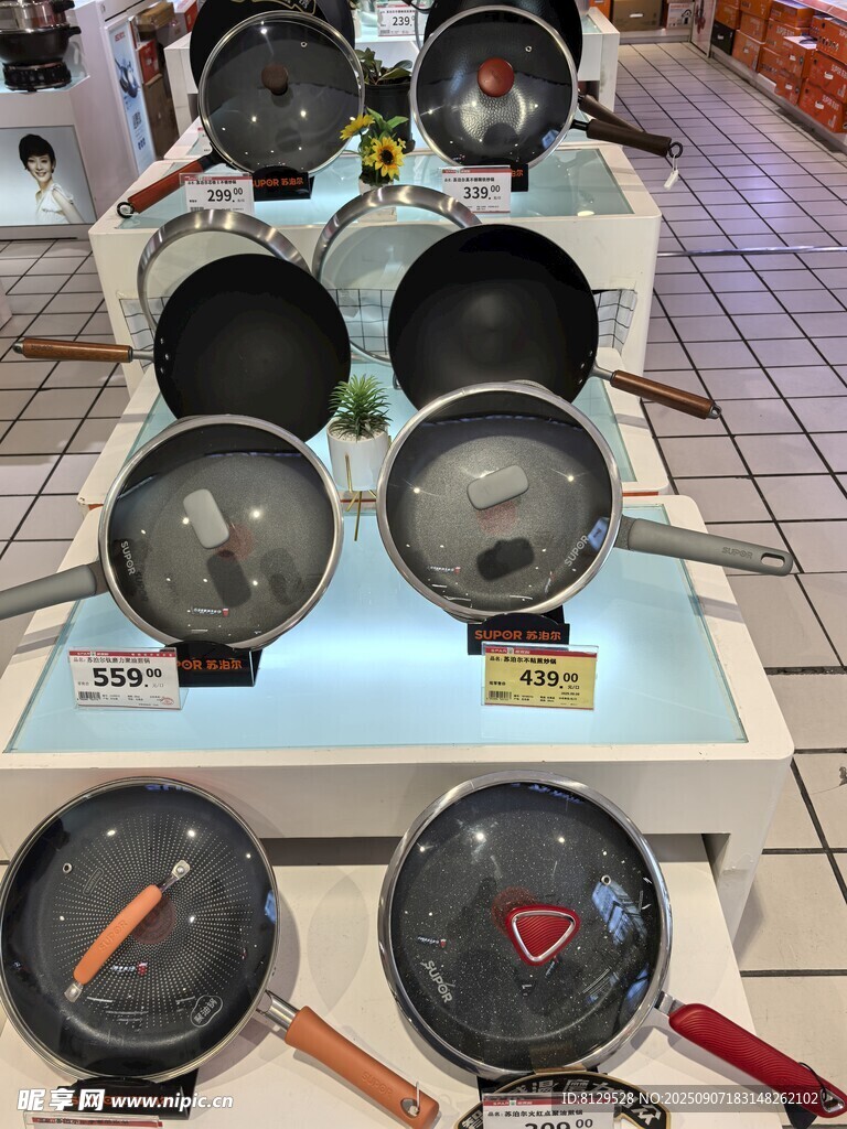 超市中陈列的多样平底锅