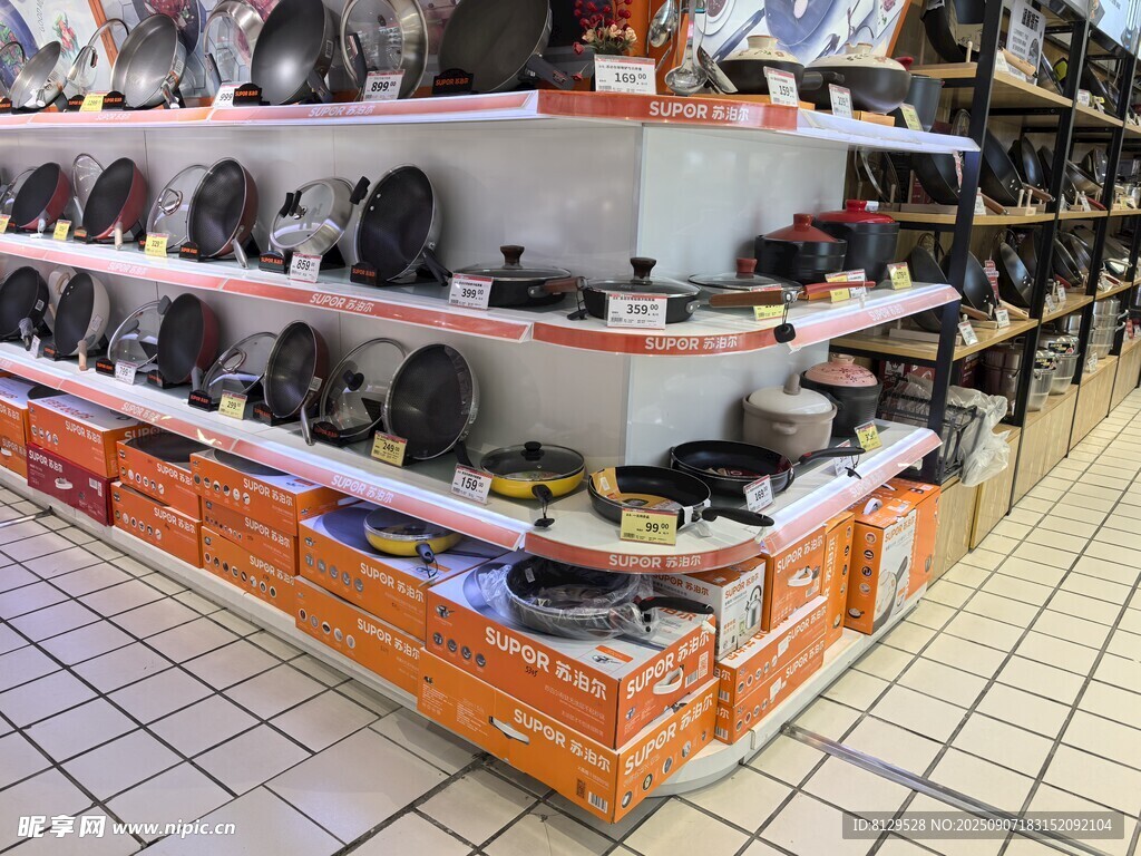 货架上的多样厨具用品