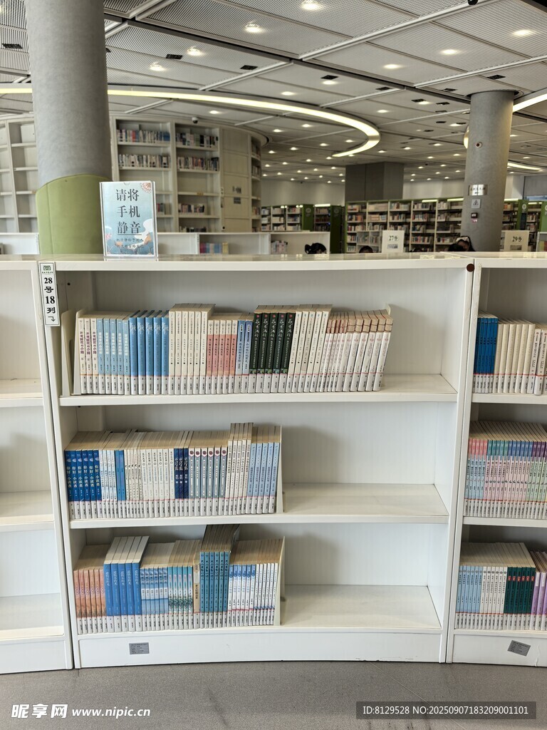 简约书架陈列多样书籍