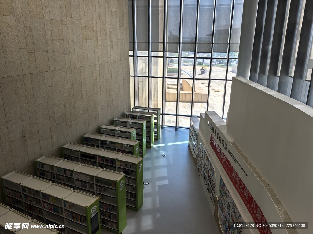 室内货架陈列场景