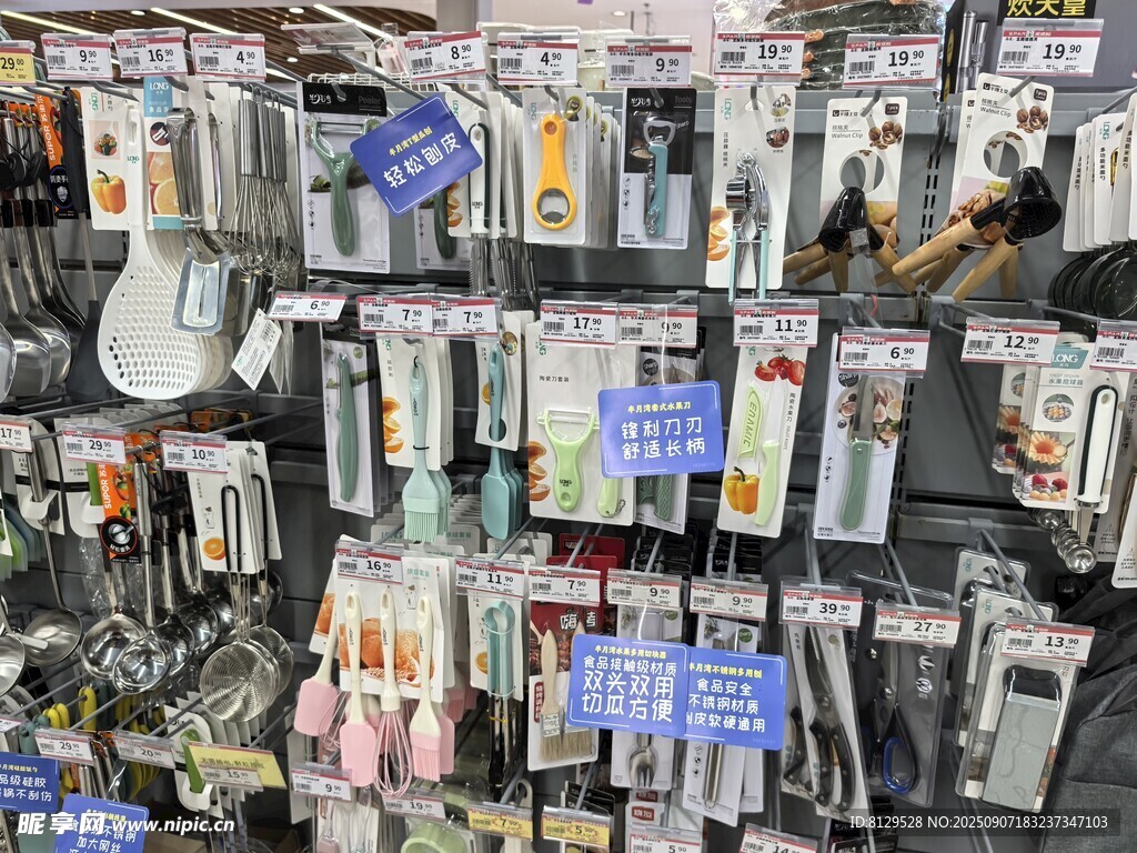 多样厨房用具整齐陈列
