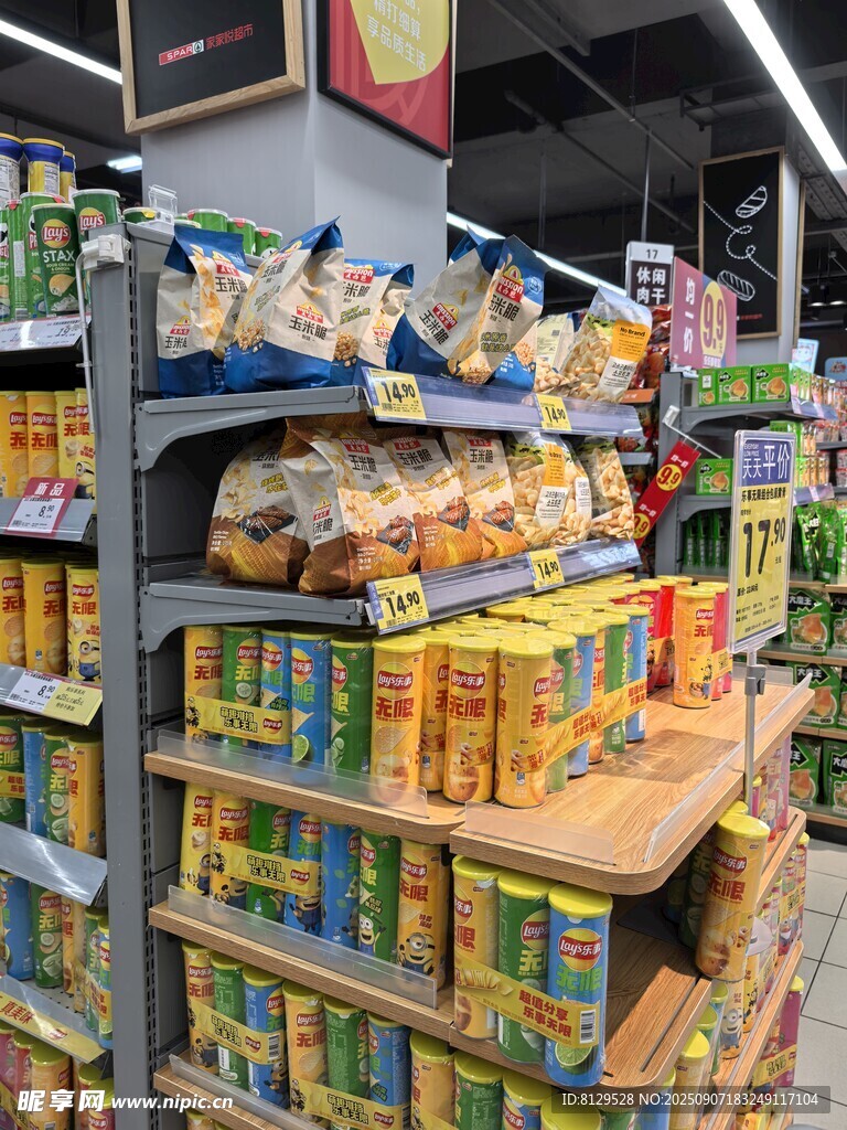 超市货架上的多样食品