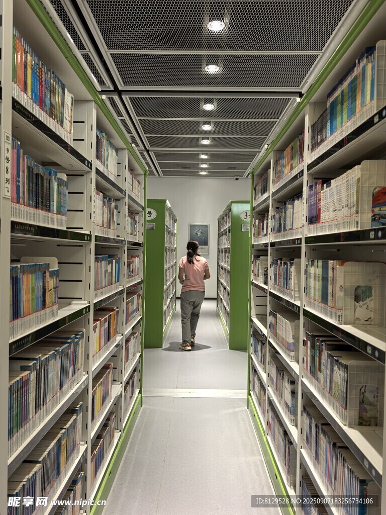 图书馆内景读者漫步其间