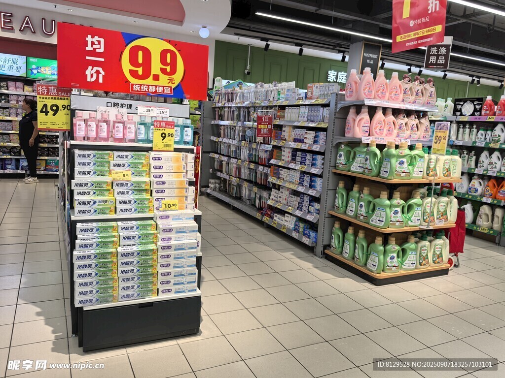超市内景之丰富商品陈列