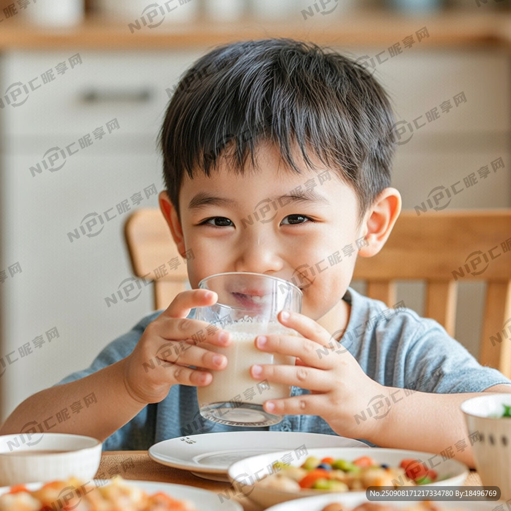 小男孩喝豆浆