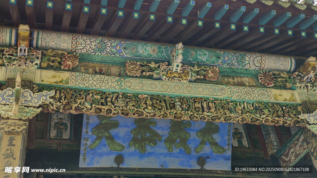 中式古建筑屋檐木雕景观