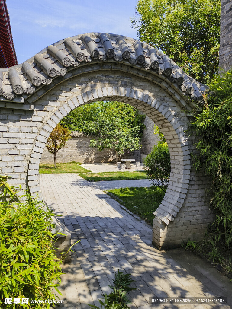 中式园林月亮门