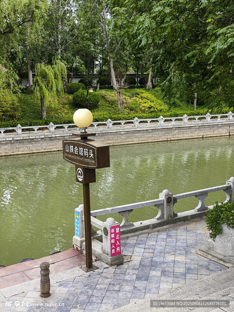河畔古朴灯柱