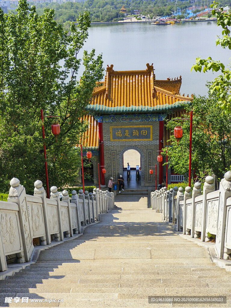 牌楼与台阶