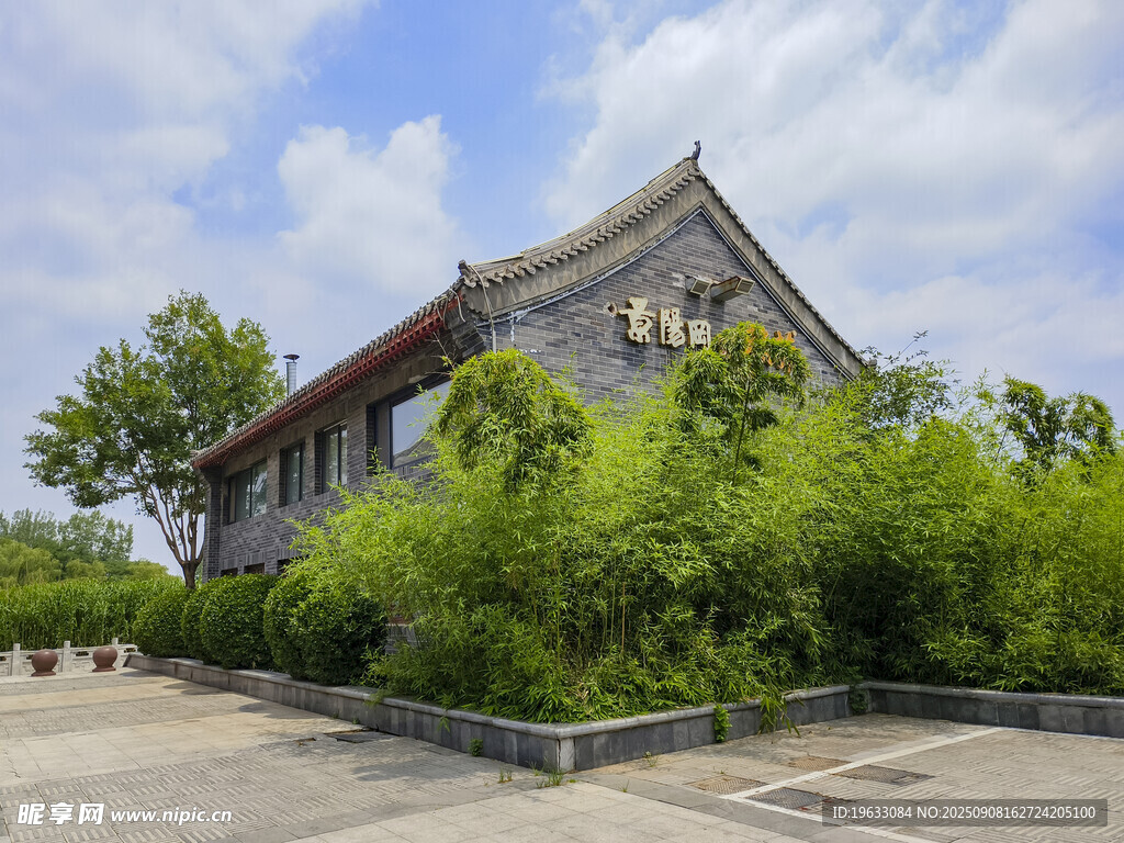 仿古建旁绿意盎然景象