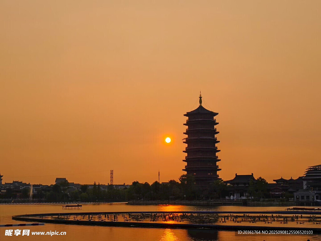 夕阳下的古塔美景