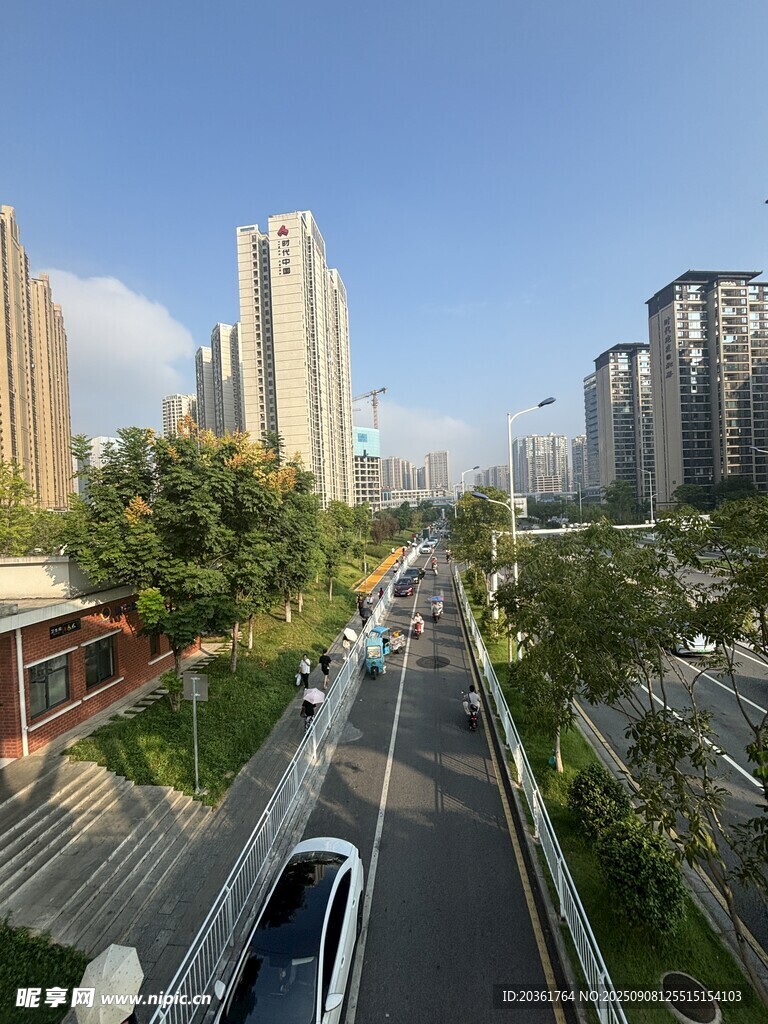 城市道路旁的高楼景观