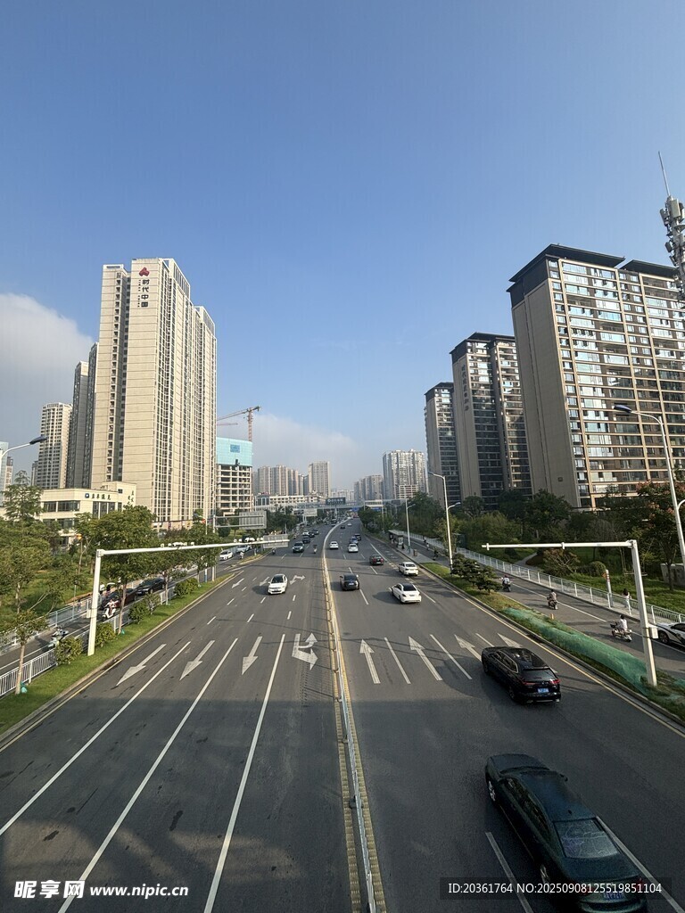 城市宽阔道路与林立高楼