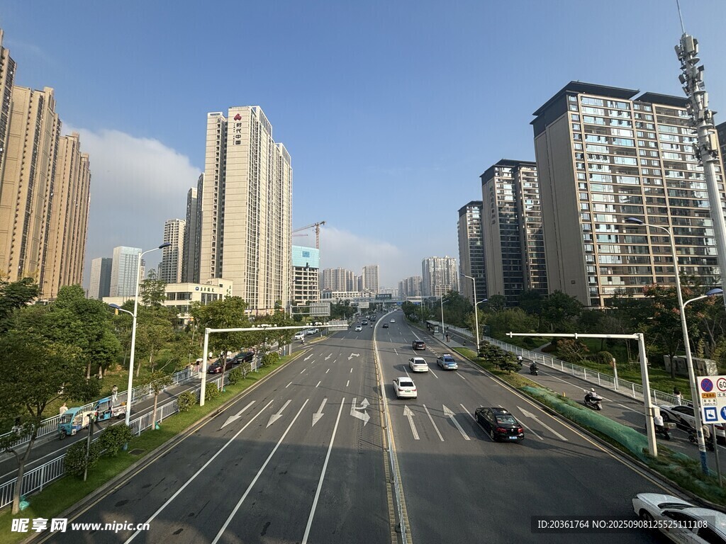 城市宽阔道路与林立高楼