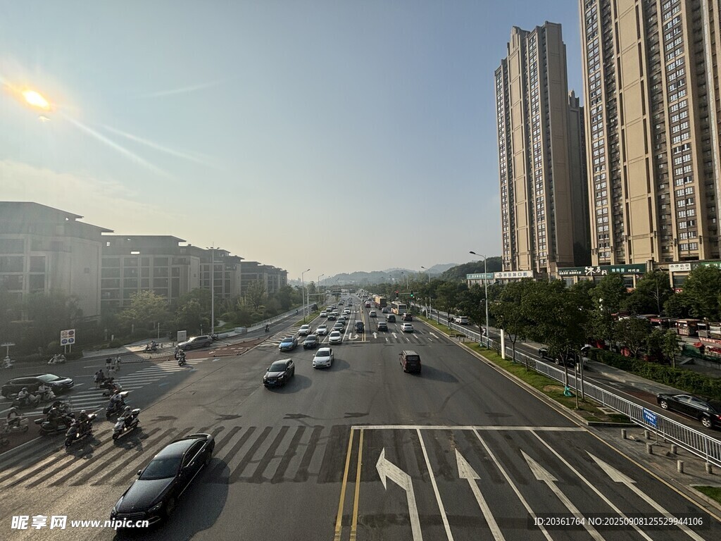 城市道路上的繁忙交通景象