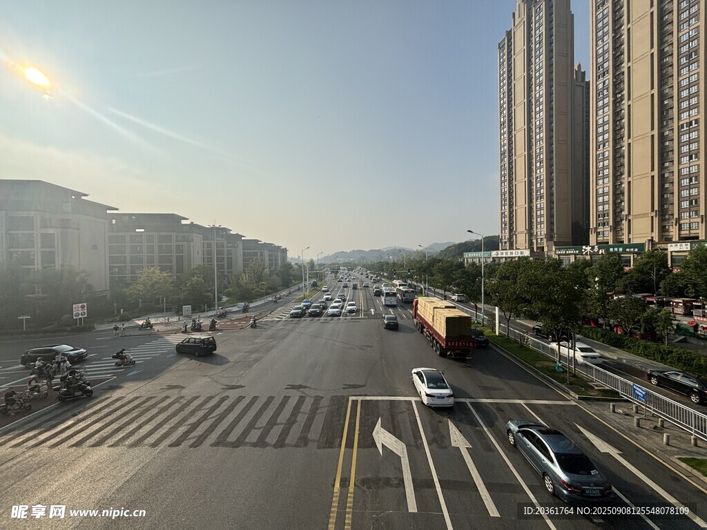 城市道路与高楼景观