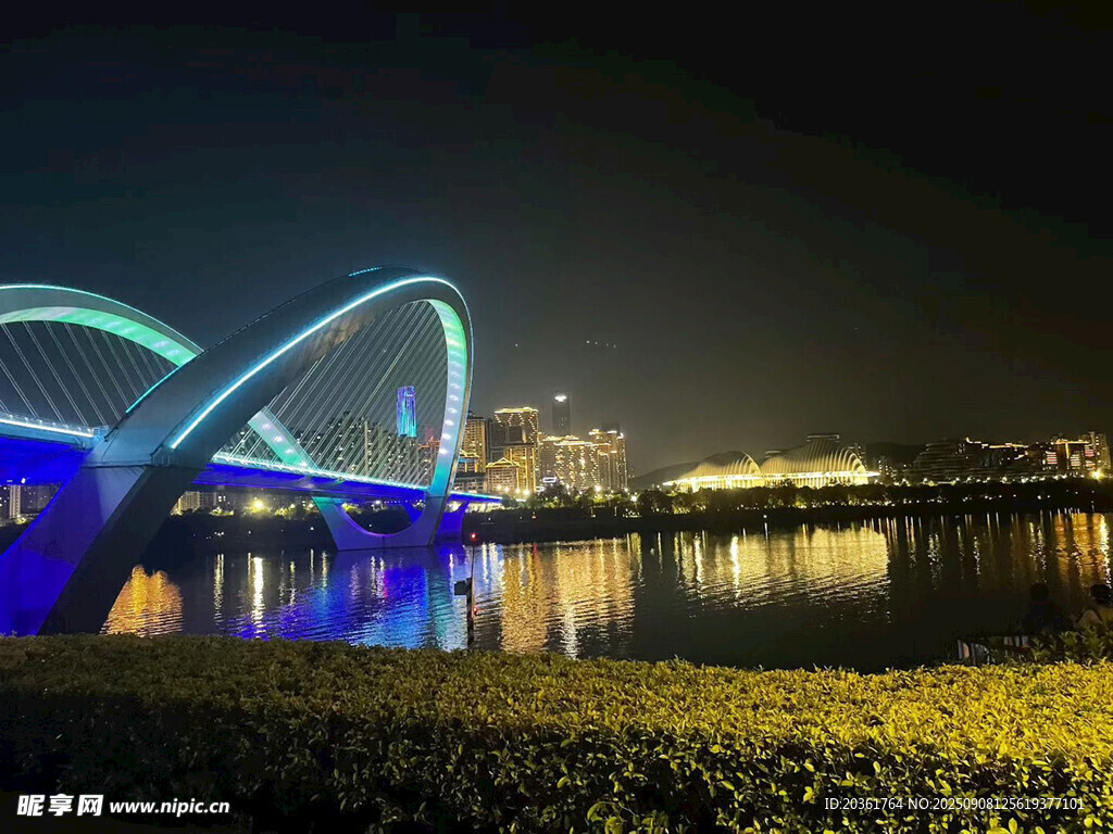 城市夜景中的绚丽桥梁
