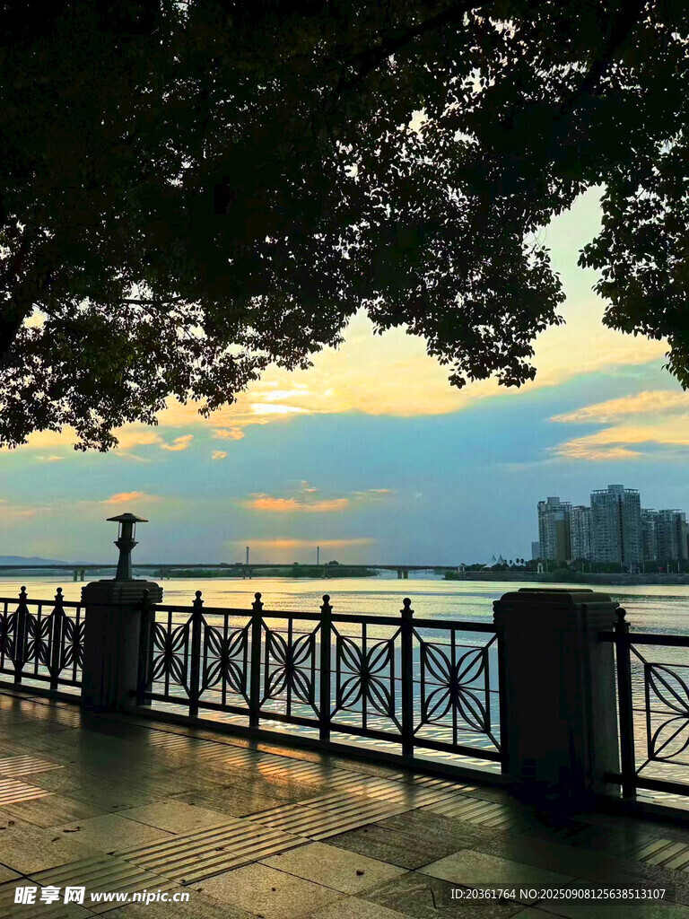 江边黄昏美景