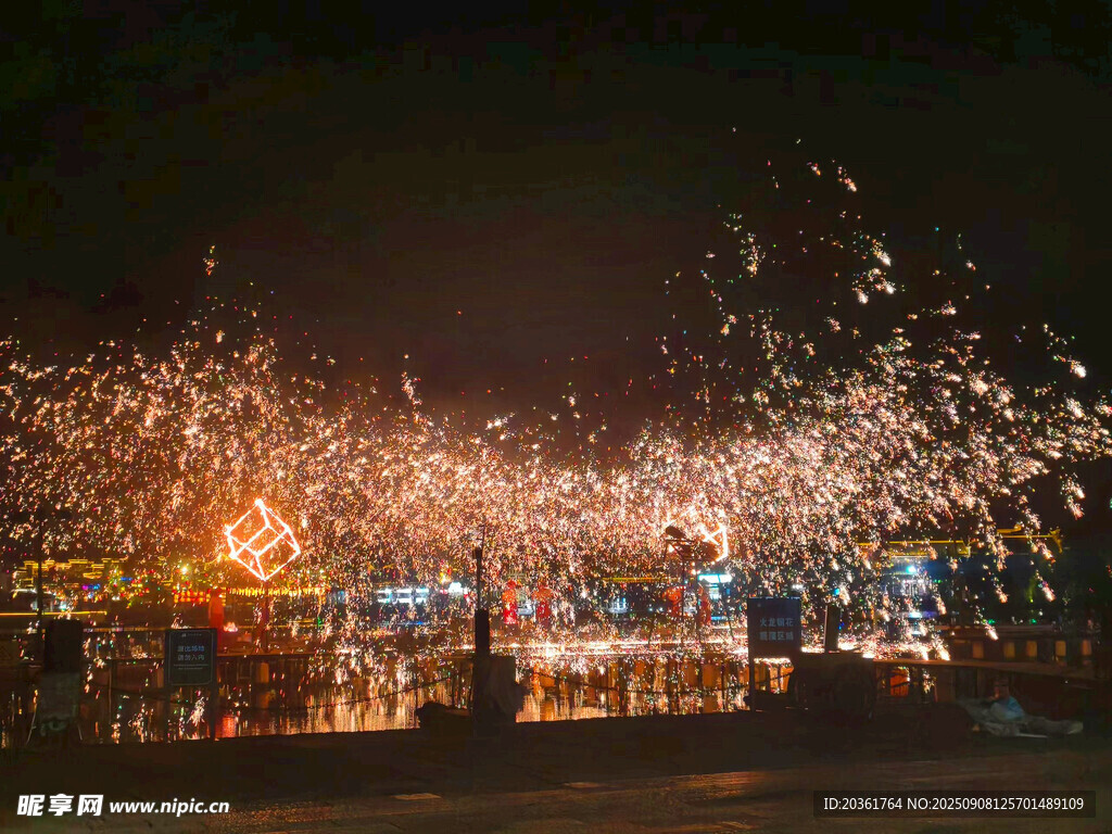 夜空中绚烂的烟花表演