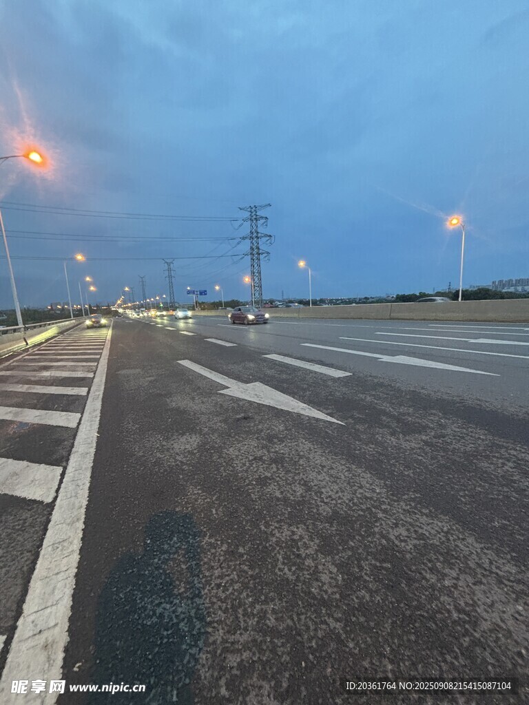 空旷道路夜景
