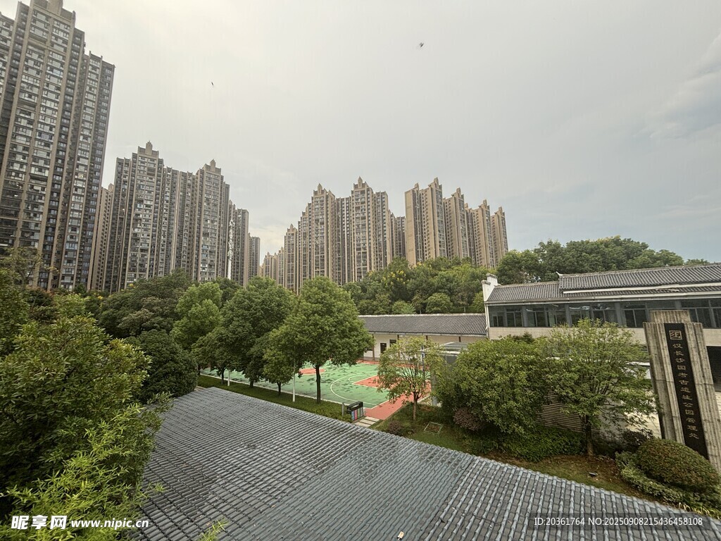 城市住宅区与周边绿化景观