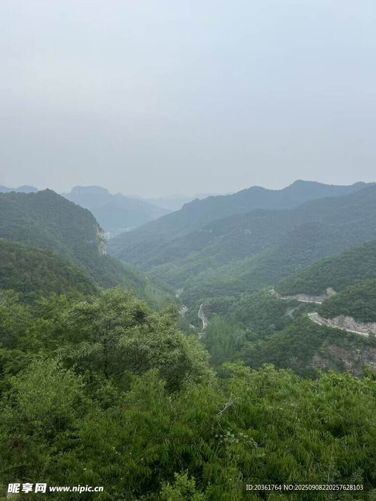 山峦绿意间的自然风光