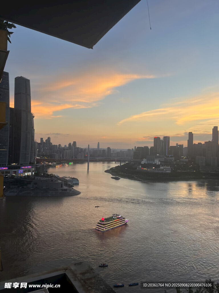 江边城市日落美景