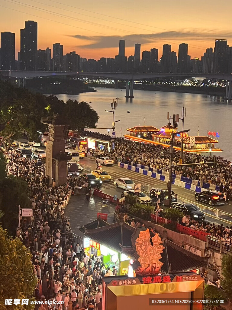 城市夜景下的热闹活动现场